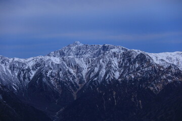 Obraz premium 北アルプス燕岳山頂から 初冠雪の朝 凍結した笠ヶ岳遠景