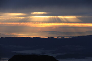 北アルプスの朝　燕岳からの風景　朝焼けと雲海と光芒