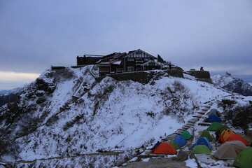 北アルプス燕岳　初冠雪　凍る燕山荘とテント場