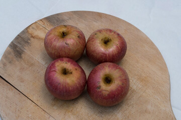 Melannurca, Italian apples to cook in the oven with chocolate and nuts.