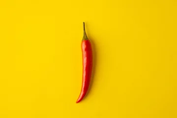 würzige rote Chilischote auf gelbem Hintergrund © robcartorres