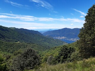 Fototapeta premium Vista panoramica dal sentiero del monte Palanzone in Lombardia, viaggi e paesaggi in Italia