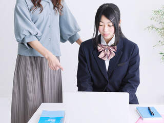 個別学習で指導を受ける女子高校生
