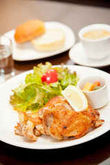 鶏もも肉の塩こしょう焼