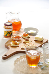 クラッカーにいろんなジャム