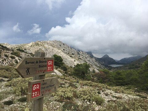 direction indicator GR 221, Font des Noguer C&uacute;ber, Majorca, Spain, pedestrian walkways, with lake Embassament de C&uacute;ber