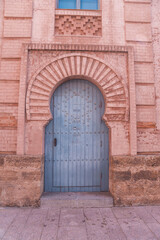 Fototapeta na wymiar puerta estilo árabe