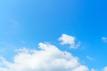 【空イメージ】青空と白い雲
