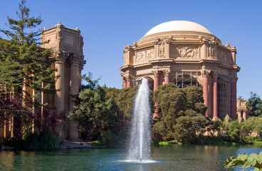 Obraz premium San Francisco tourist attraction with fountain under blue sky.