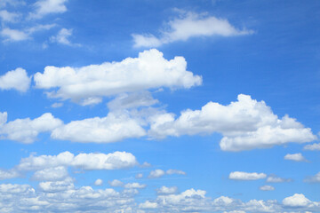 白い雲と青空