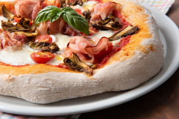 Deliziosa pizza boscaiola con prosciutto cotto e funghi