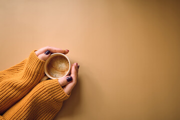 Obraz premium Cup of coffee, yellow sweater. Autumn, fall concept.