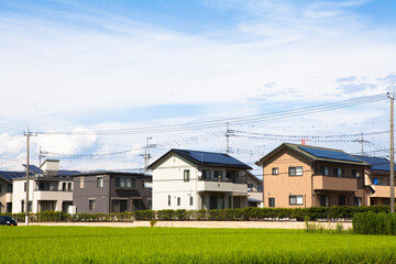 ソーラーパネルの付いた住宅地