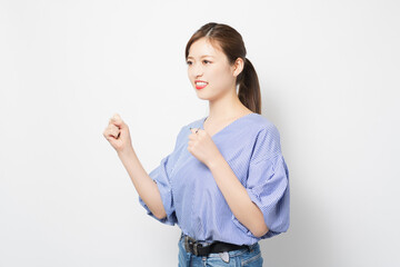 パンチのジェスチャーをする若い女性