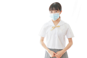 マスクをした若い女子学生