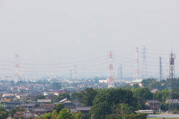 住宅街と送電線の鉄塔