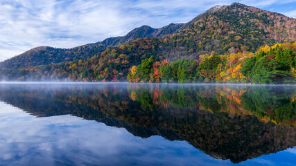湯の湖　紅葉　写り込み