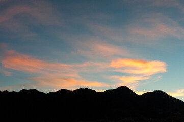 黄色からｵﾚﾝｼﾞ色に染まった朝焼け雲