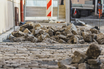 eine Großpflaster Fläche und ein Haufen Muschelkalk Pflastersteine auf einer Baustelle....