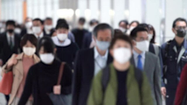 Covid-19 : Crowd of people wearing masks walking to work in Tokyo, JAPAN / slow motion (マスクをつけて都心へ通勤する人たち)