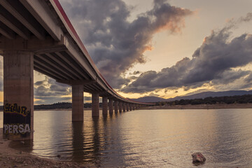 Atardecer sobre el puente de un lago