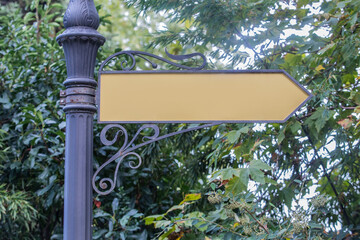 Arrow pointer attached to a pillar