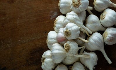 Raw garlic kept on the table