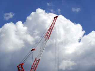 クレーンと白い雲