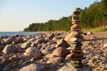 Fototapeta na wymiar A tower of stones on the rocky beach