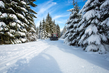 Obraz premium Ratrak na trasie narciarskiej