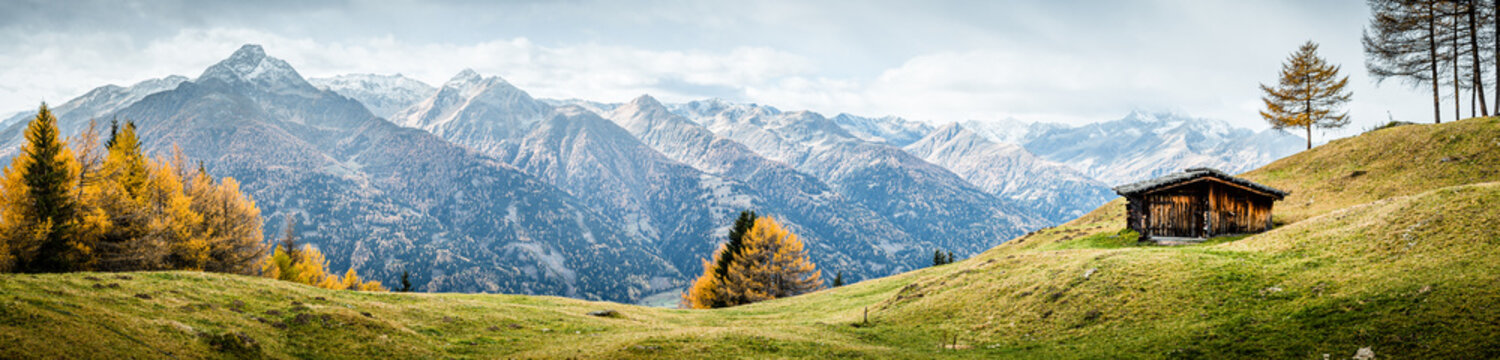 Kleine Almh&uuml;tte im Herbst in den Alpen