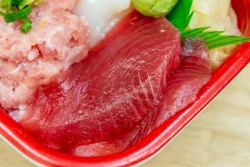 海鮮丼のマグロ