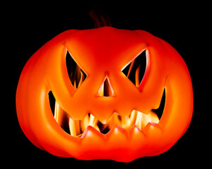Zucca di Halloween illuminata con del fuoco all'interno.