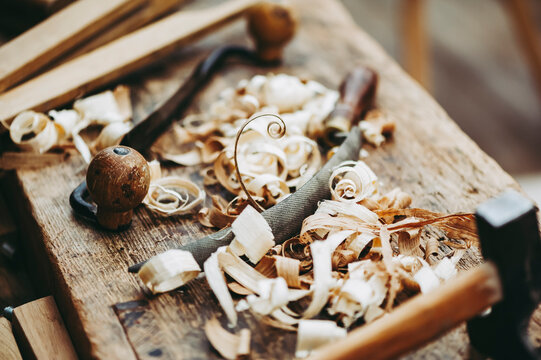 Outils anciens d'un menuisier et copeaux de bois sur un &eacute;tabli - Outils pour travailler le bois