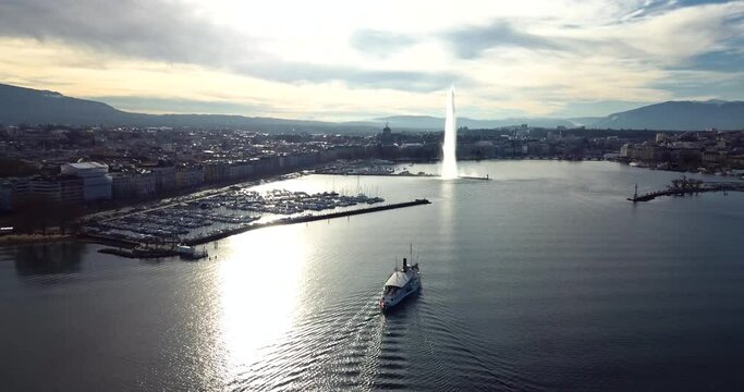 Vue a&eacute;rienne du bateau de la CGN en destination de Gen&egrave;ve, Suisse, lors d'un coucher de soleil d'hiver. Aerial view of CGN's boat going to Geneva, Switzerland. Winter sunset.