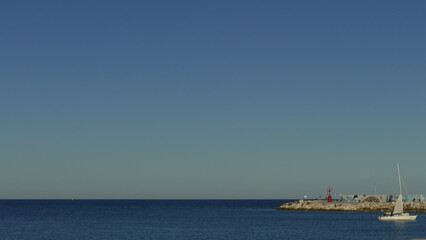 Barca in mezzo al mare