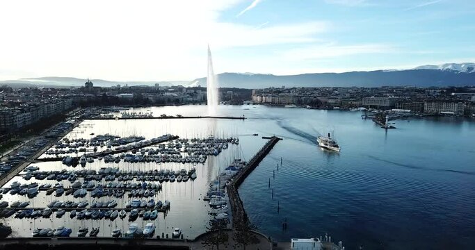 Vue a&eacute;rienne de la ville de Gen&egrave;ve film&eacute;e par un drone en 4k. Vue du ciel du Jet d'eau et du port de Gen&egrave;ve, Suisse. Bateau touristique de la CGN quittant Gen&egrave;ve. 
