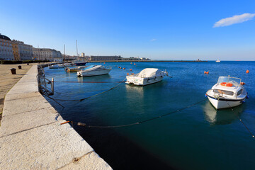 Fototapeta na wymiar boats in the harbor and blue sky