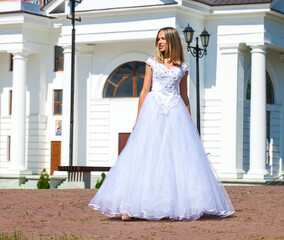 Obraz premium Young beautiful girl in ballroom prom dress