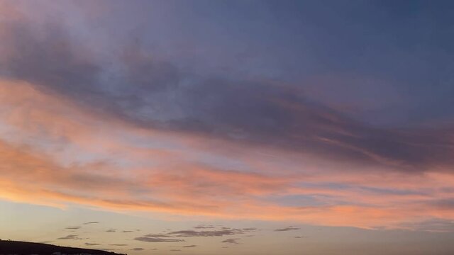Atardecer con nubes rojas en la isla de Gran Canaria, Espa&ntilde;a