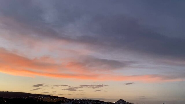 Atardecer con nubes rojas en la isla de Gran Canaria, Espa&ntilde;a