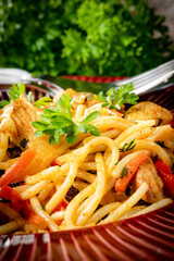 Fried noodles with chicken and vegetables.