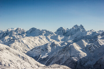 Fototapeta na wymiar view of the winter mountains from the slopes of Elbrus
