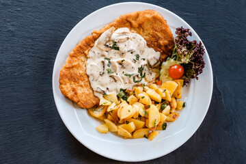 Rahmschnitzel mit Bratkartoffeln