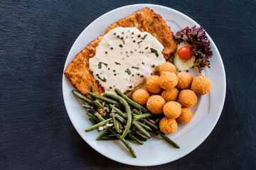 Schnitzel mit Kroketten