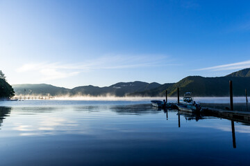 奥日光　湯気が立ち込める早朝の中禅寺湖、桟橋とボート