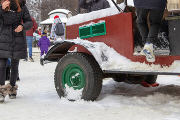 Obraz premium winter retro cars and people,old retro car in winter on the square