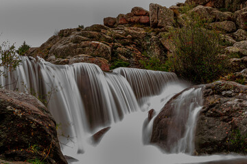 Mirando la cascada del los almorchones