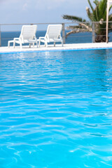 Obraz premium プールサイドに置かれたサマーベッド