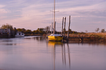 Voilier jaune a Mornac sur Seudre.